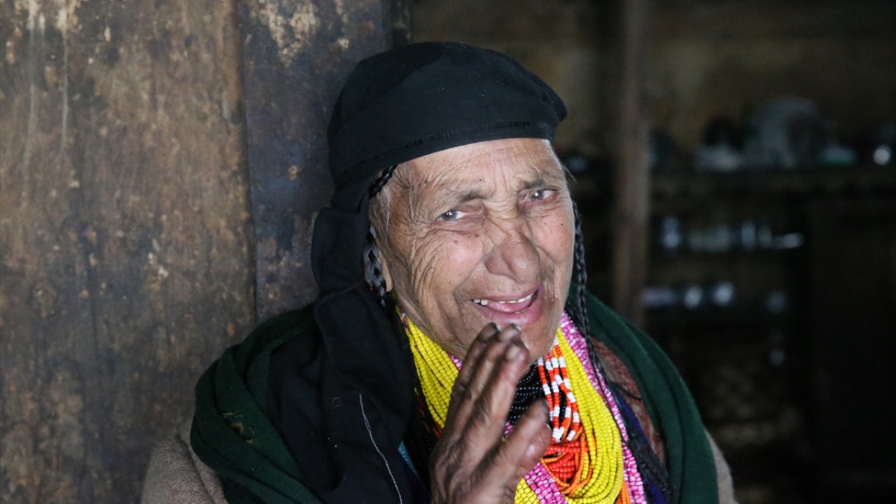 Kalaş kadınları başlarına "şuşut tekke" adı verdikleri üstü açık renkli şapkalar giyerken kabuklu canlılardan, ahşaptan ve taşlardan üretilmiş takılar takıyor.