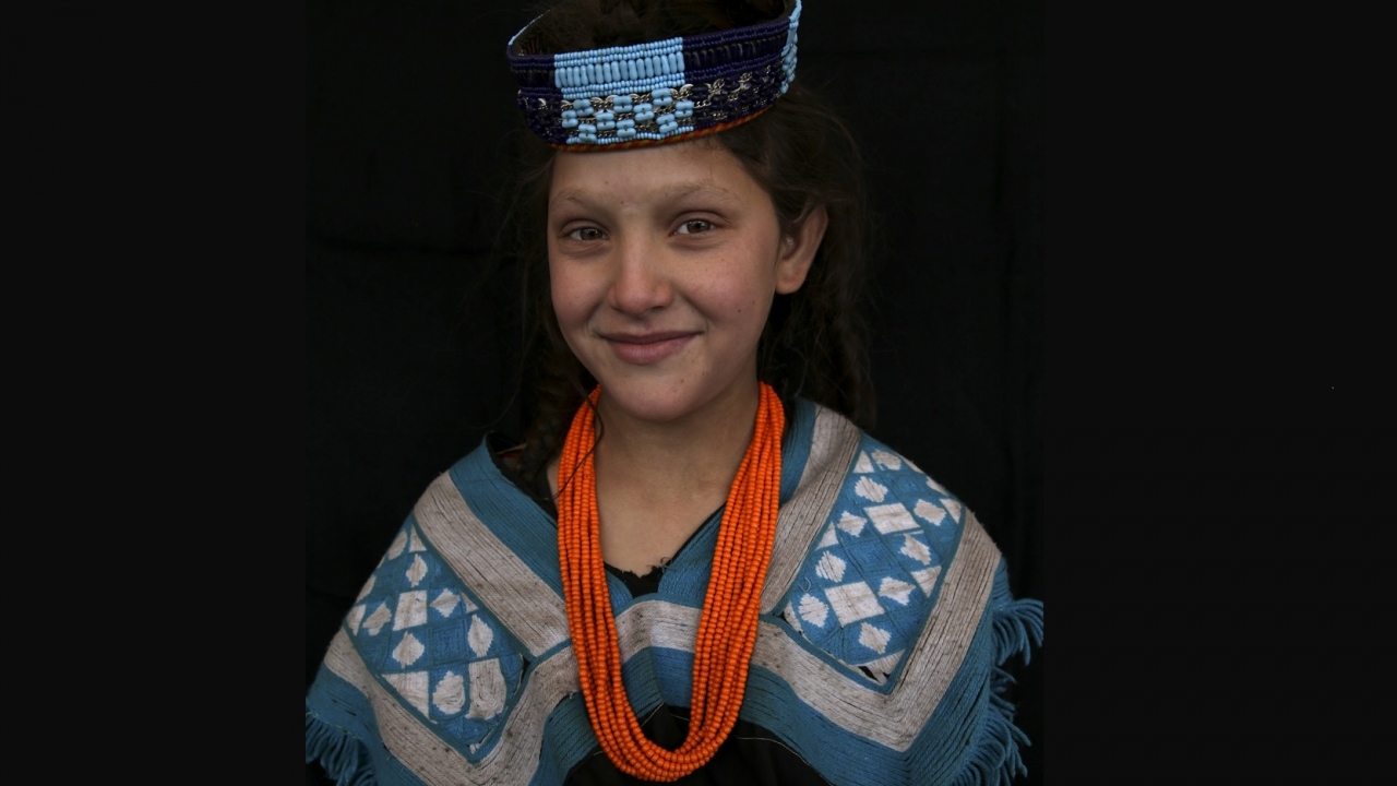 Kadınlar, saçlarını örmeden, şapkalarını takmadan, "Pirançuvi" adını verdikleri işlemeli kıyafetleri ve "Patti" dedikleri kuşaklarını giymeden dışarı çıkmıyor.