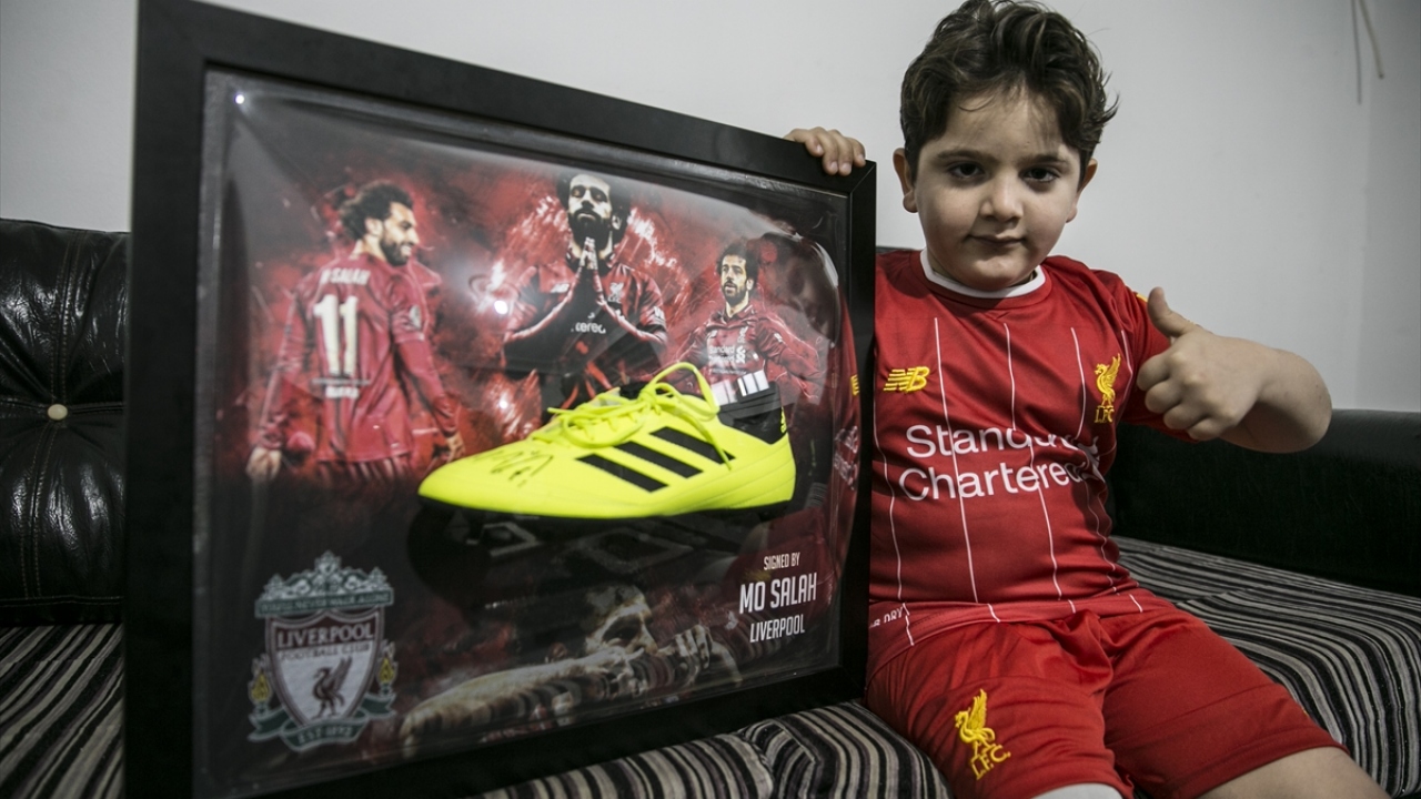 Çeşitli turnuvalardan kazandıkları madalyaları saklayan çocuğun protez bacağıyla futbol oynadığı görüntüleri sosyal medyadan izleyen ve Liverpool`un Mısırlı yıldızı Muhammed Salah hayranı olduğunu öğrenen bir hayırsever, aileyle irtibata geçti.