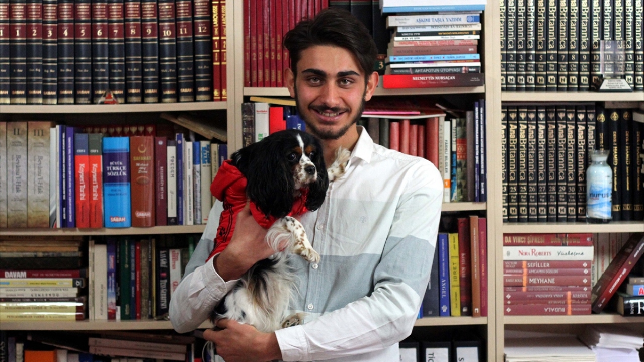 Derneğin basın sorumlusu Berkant Koray Yıldırım, yaptığı açıklamada, sokak hayvanlarının barınaklarda yaşaması yerine kent hayatı içinde sahiplenilmesinin daha doğru olduğunu belirtti.