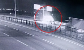 Refüje çarpan otomobil alev topuna döndü