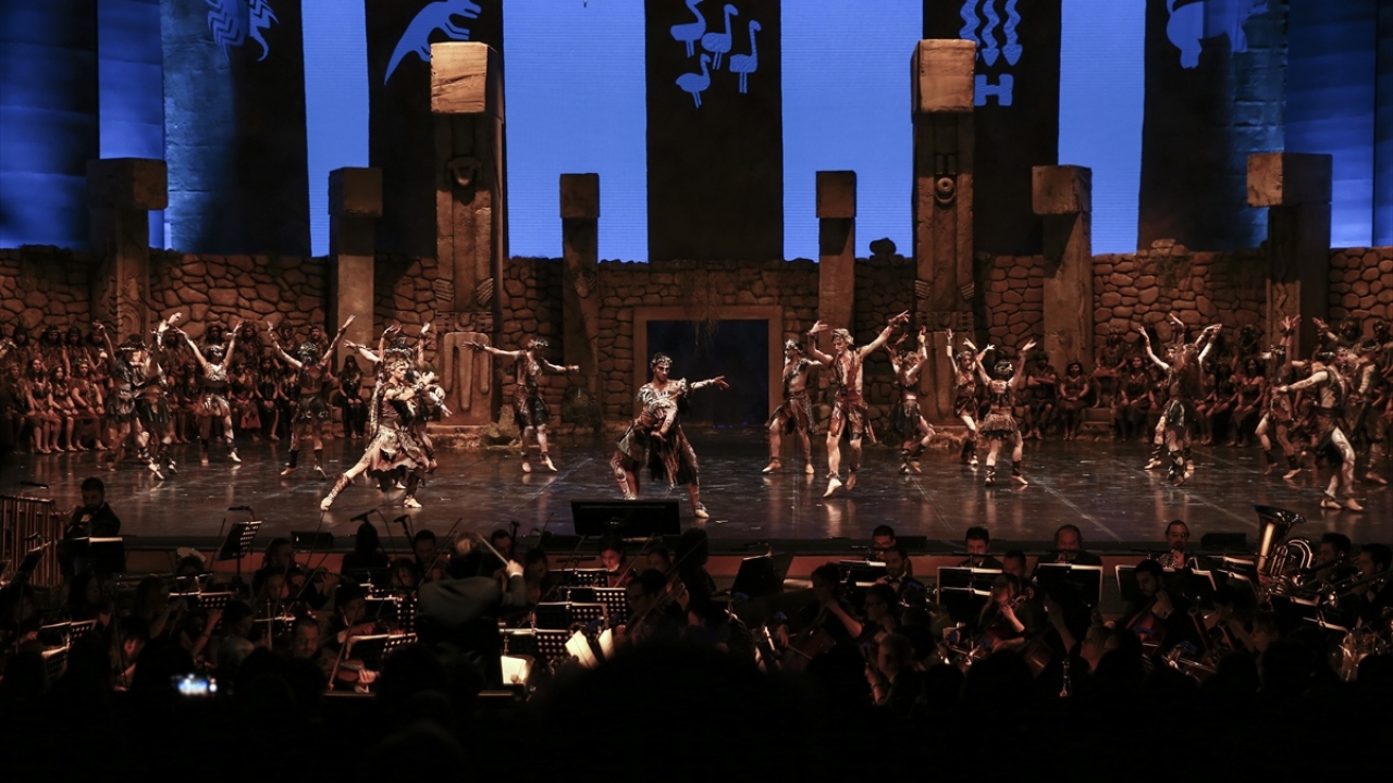 Orkestra, koro ve bale ile aynı anda 200 sanatçının sahne aldığı, sanatseverlere görsel açıdan da unutulmaz bir gece yaşatan Göbeklitepe, binlerce izleyicinin ayakta alkışını aldı.