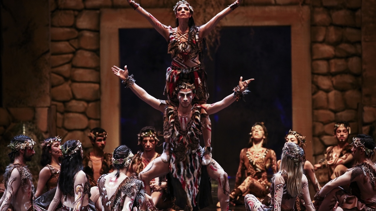 Eserde Avva karakterine Seda Ayazlı, Aba`ya Ferda Yetişer, Taru`ya Emre Akkuş, Agam`a Şafak Güç hayat verdi.