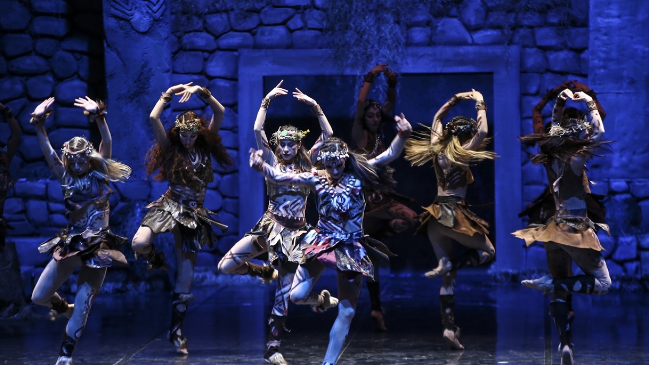 Orkestra şefi, besteci Tolga Taviş yönetiminde gerçekleştirilen Göbeklitepe`de Ankara Devlet Opera ve Balesi orkestrası ve korosu yoğun performans sergiledi.