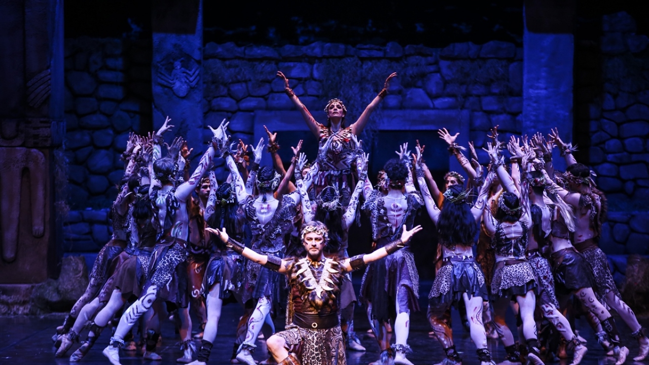 Bale solistleri olarak eserde yer alan Tan Sağtürk, Mine İzgi ve Umutcan Arzuman başarılı performansları ile beğeni kazandı.