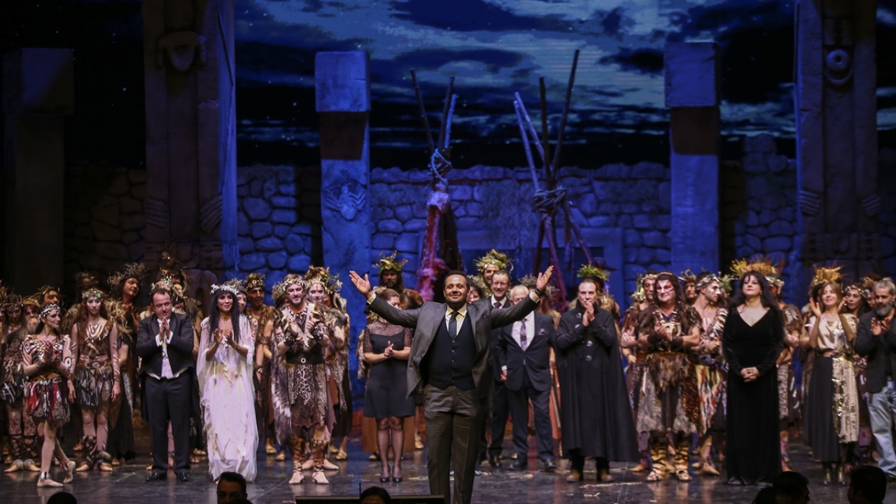 Eserin, proje yaratıcılığını ve sanat yönetmenliğini ünlü tenor, Devlet Opera ve Balesi Genel Müdürü Murat Karahan`ın üstlendi.