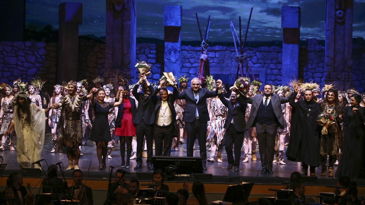 Bakan Ersoy, temsilin sonunda sahneye çıkarak sanatçıları tebrik etti ve alkışladı.