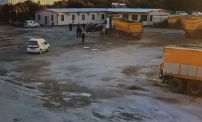 Tartıştığı mesai arkadaşlarının üzerine tır sürdü