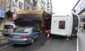 Asfalt dökme aracı 2 aracın üzerine devrildi