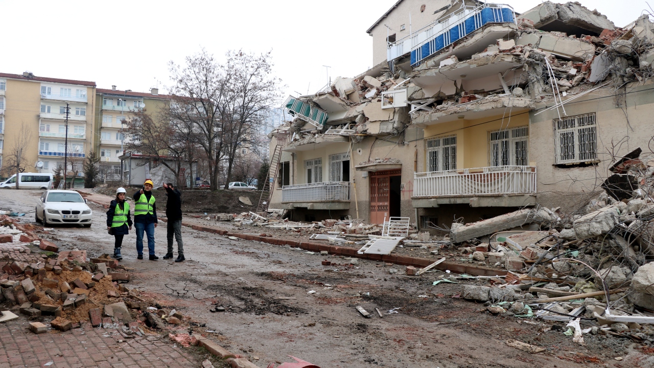 Merkez üssü Kocaeli`nin Gölcük ilçesi olan ve "son yüzyılın en büyük depremlerinden biri" diye tanımlanan 7,4 büyüklüğündeki Marmara Depremi`ni İzmit ilçesinde yaşayan Aybüke Üsü, depremde birçok yakınını kaybetti.