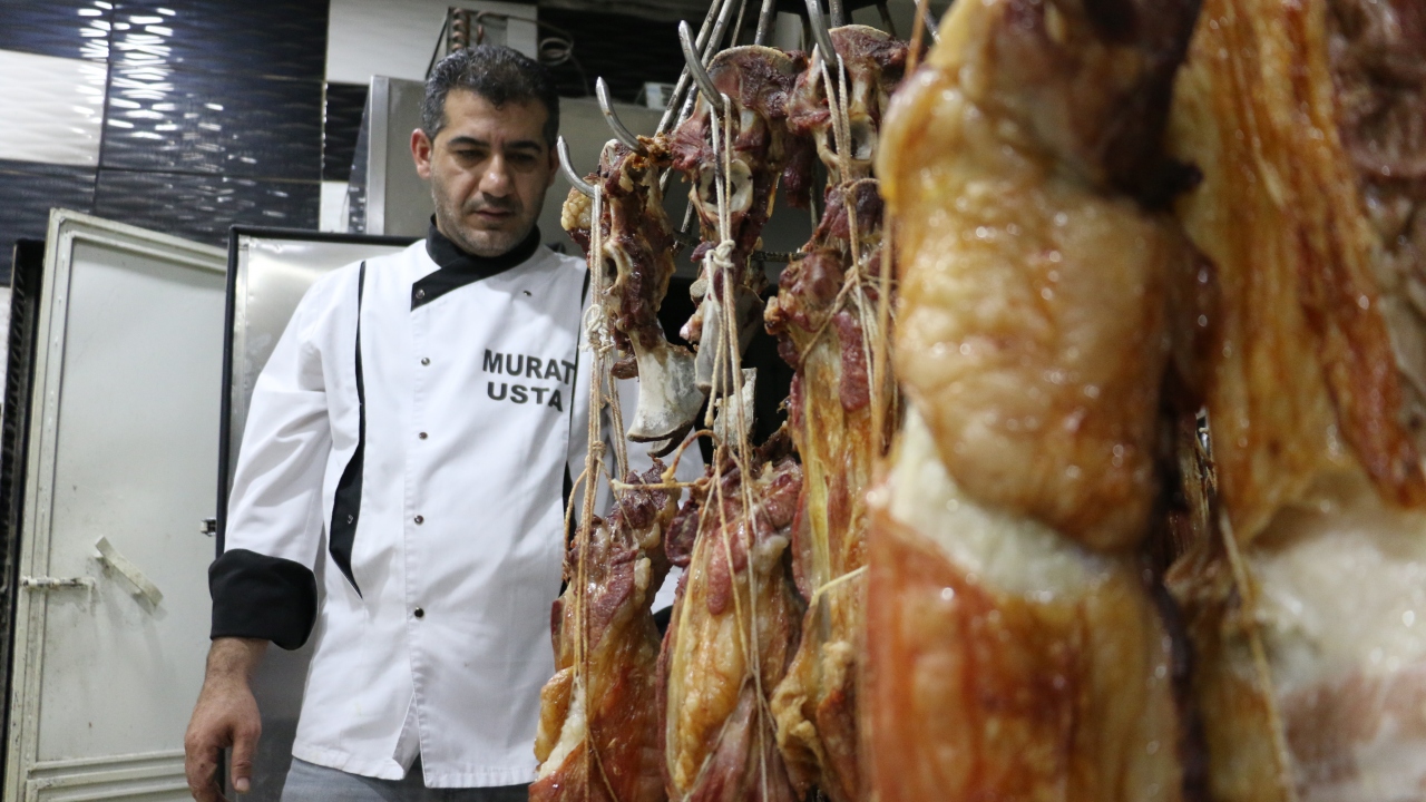 Şehirdeki kebapçılarda 3 metre derinliğinde ve 100 santimetre çapındaki kuyularda 02.00`de yakılan odun ateşinde iki saat kemiklerinden sıyrılan kuzu etinin pişirilmesiyle hazırlanan büryan, gün ağarmadan servis edilmeye başlıyor.