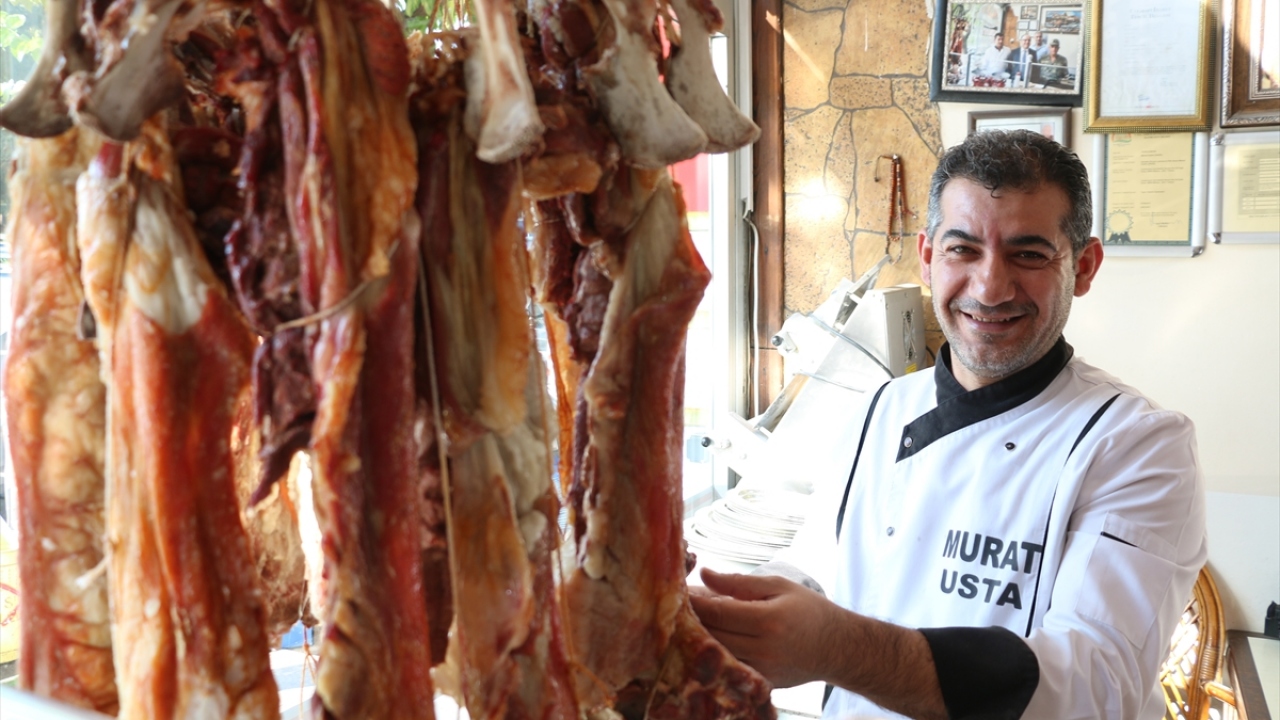Sabah büryan yemek için lokantaya gelen kent sakinlerinden Nimetullah Sevgili, eskiden beri kahvaltı niyetine yenilen bu kebabın artık ilde öğlen yemeğinde de tercih edildiğini söyledi.