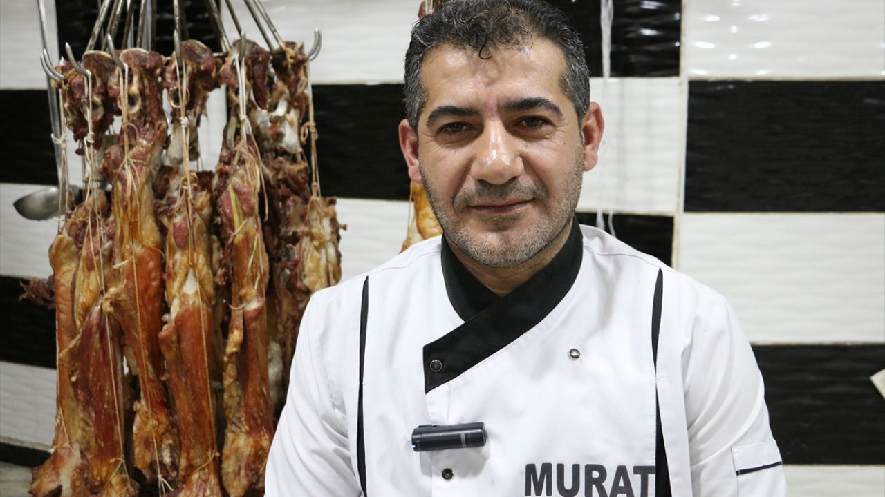 Siirt`in geleneksel yemeğini leziz olmasından dolayı çok sevdiğini vurgulayan Sevgili, "Kuzu etinden yapıldığı için çok lezzetli oluyor. Kışın kuzu eti daha yağlı olduğu için tok tutuyor." dedi.