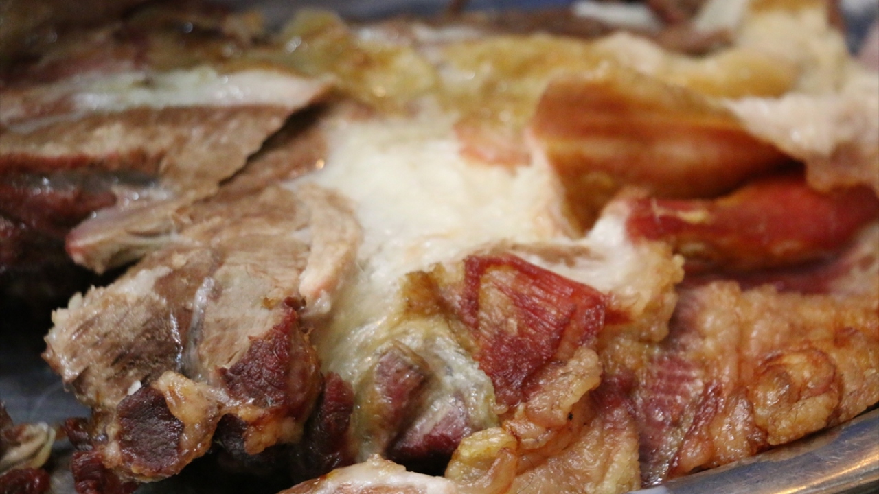 Suat Çelik ise il dışından gelen misafirlere ikram edilen ilk lezzetin büryan kebabı olduğunu anlattı.