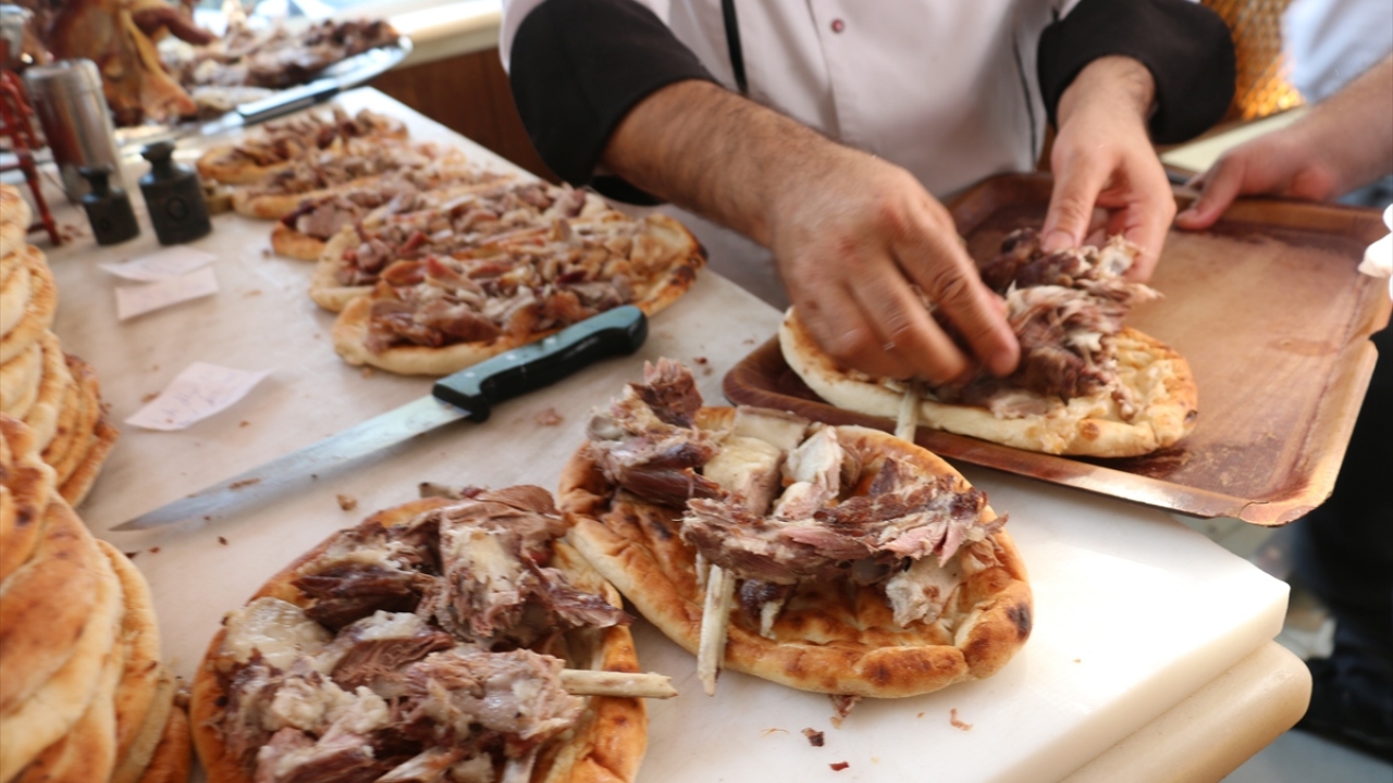 Zeki Eren de "Çok sevdiğimiz için 05.00`te büryan yemeye geliyoruz. Büryan kebabı için uykumuzdan feragat ediyoruz." ifadesini kullandı.