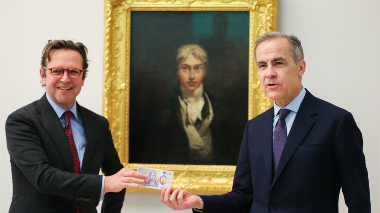 İngiltere`nin Londra kentinde İngiltere Merkez Bankası Başkanı Mark Carney (sağda) ve Tate Britain direktörü Alex Farquharson (solda) yeni 20 sterlinlik banknotu tanıttı.