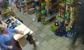 Marketteki kadın paspas sopasıyla silahlı soyguncuyu alt etti