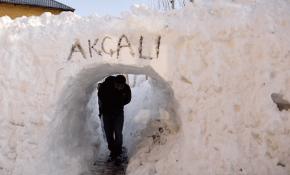 Köyde kar tüneli yaparak komşuya gidebiliyorlar