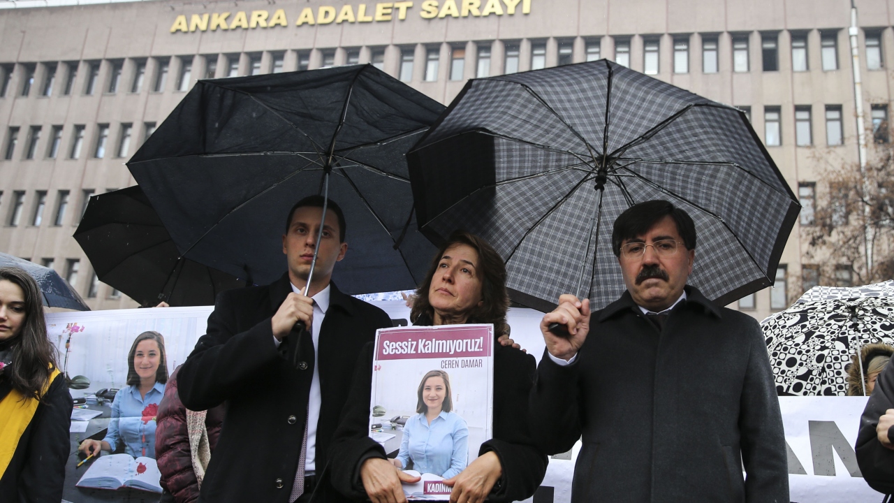 Şenel`in babası Mustafa Damar, diğer aile bireyleriyle yaptığı açıklamada mahkeme huzuruna 4. kez çıkacaklarını, bugün bir kez daha kızları için adalet aramaya geldiklerini söyledi.