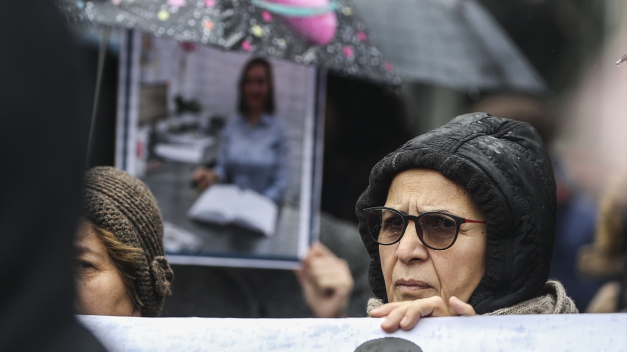 Duruşma öncesinde adliye önünde toplanan ve Ceren Damar Şenel`in fotoğraflarını taşıyan bir grup, "Sessiz Kalmıyoruz" ve "Erkek adalet değil, gerçek adalet" sloganları attı.