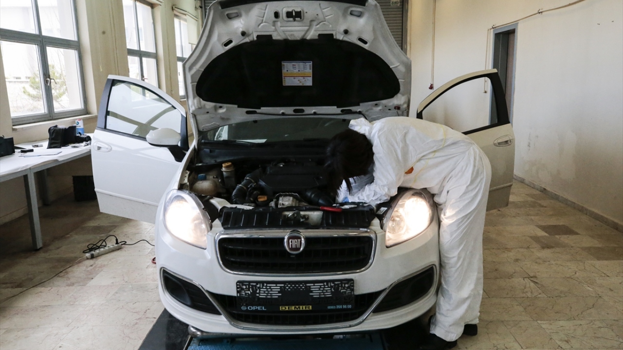 Ankara`nın Gölbaşı ilçesinde bulunan laboratuvara getirilen araçlar, alanında uzman kriminal polislerce titizlikle incelenerek gerçek kimliklerine kavuşturuluyor.
