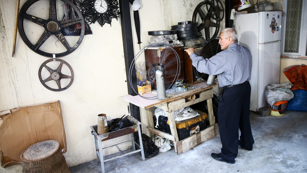 Şenevi, film gösterisi öncesi yaptığı hazırlıkta film makaralarını başa sarıyor.