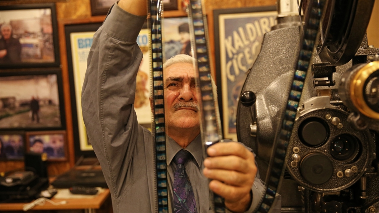 Şenevi, film gösterisi öncesi yaptığı hazırlıkta filmleri kontrol ediyor.