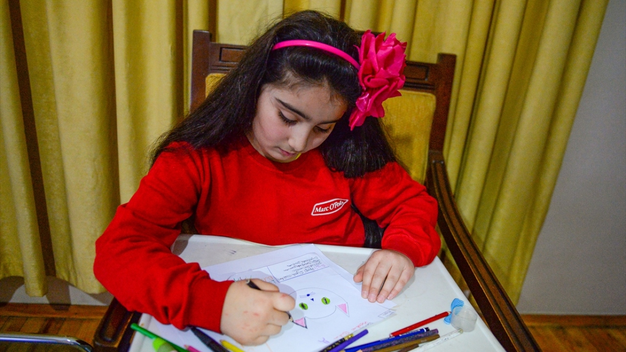 Söğütlü Mahallesi`nde oturan küçük Asya`nın kedisi Ponçik, 2 hafta önce kayboldu.