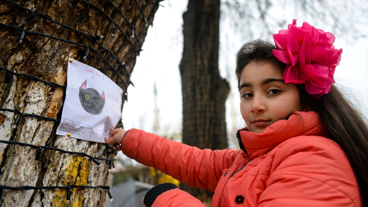 Küçük Asya, Ponçik`i 5 yıl önce sahiplendiğini ve o günden beri hiç ayrılmadıklarını söyledi.