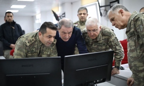 Bakan Akar ve komutanlar Suriye sınırında