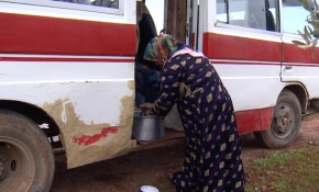 Ölümden kaçıp eski bir otobüsün içine sığındılar