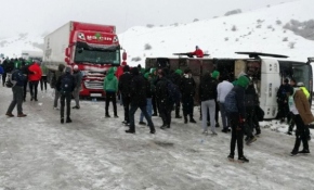 Bursaspor taraftarını taşıyan otobüs devrildi
