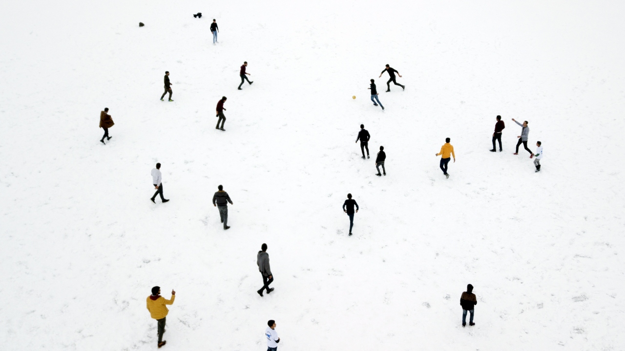 Bölgedeki soğuk hava, Adilcevaz’a 30 Kilometre uzaklıkta bulunan ve 200’e yakın kuş türüne ev sahipliği yapan Arin Gölü`nü de tamamen dondurdu. 