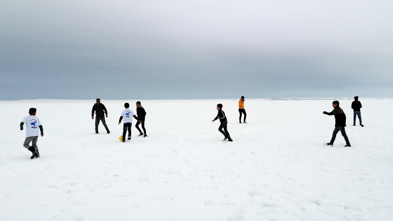 Donan göl üzerinde futbol oynayan gençlerden Ünal Emen, kış mevsimi boyunca donan gölde futbol oynayarak boş zamanlarını değerlendirdiklerini söyledi. 