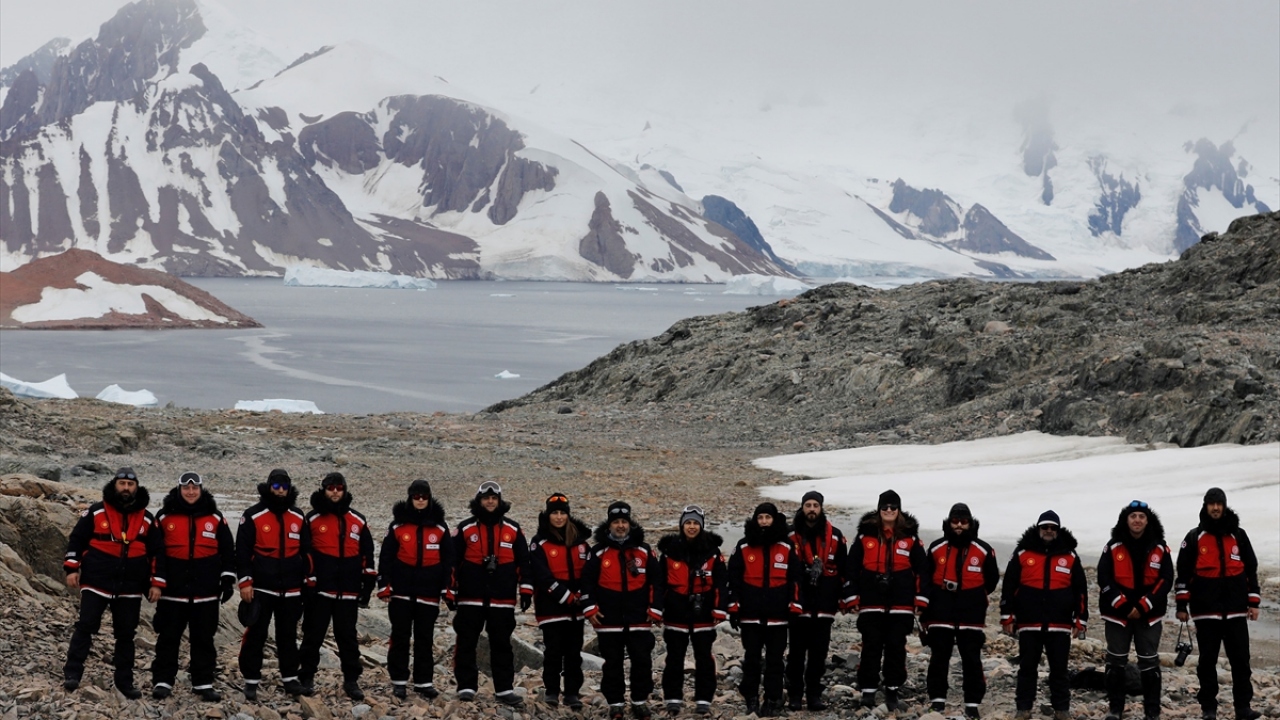 Antarktika`da Dismal Adası`na GNSS istasyonunun kurulmasının ardından seferine devam eden Türk Bilim Heyeti, geçen yıl faaliyete geçen geçici Türk Bilim Üssü`nün bulunduğu Horseshoe Adası`na ulaştı.