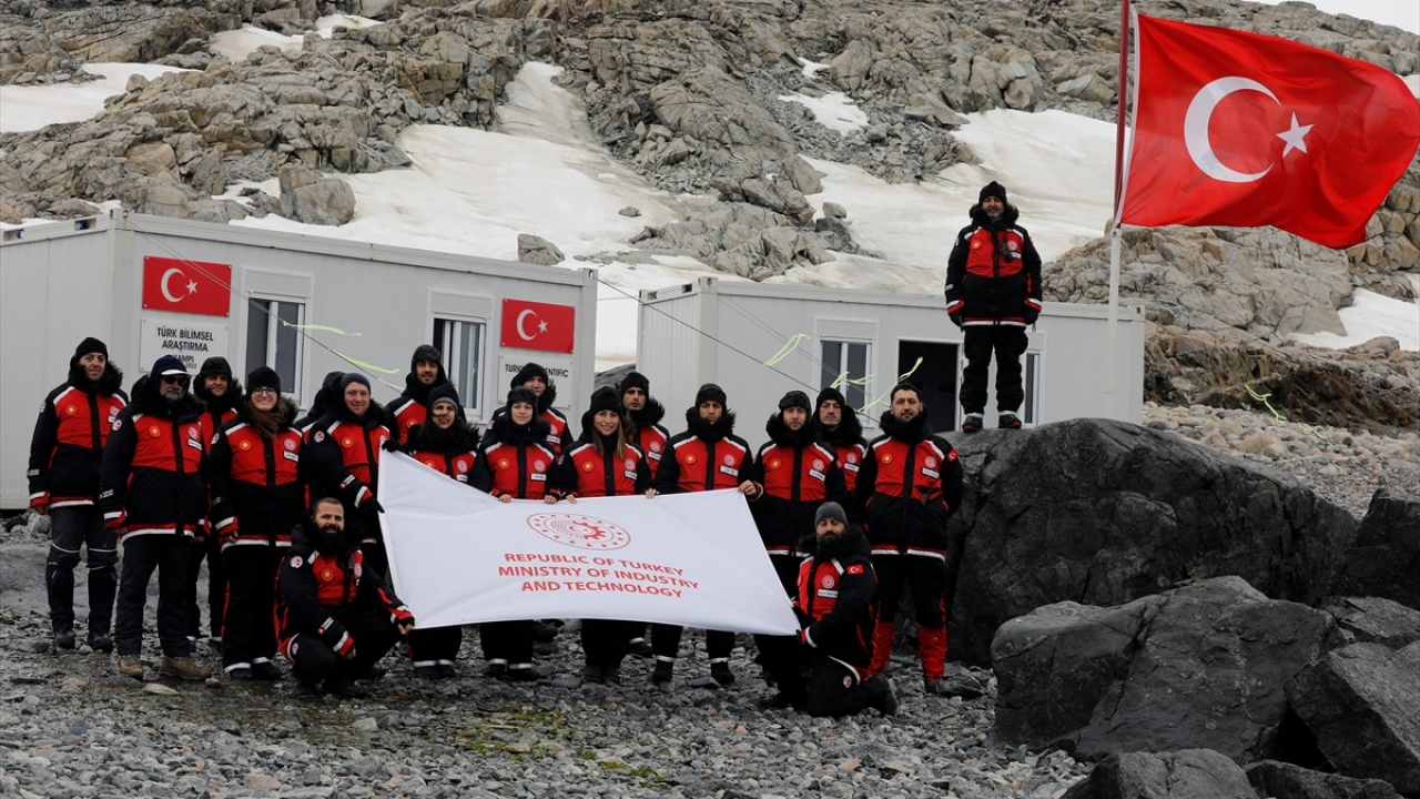 Bilim heyetinin üsse ulaşmasının ardından hep birlikte İstiklal Marşı okunarak Türk bayrağı göndere çekildi.