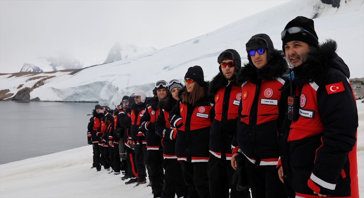 Heyet, yolculuğun tüm aşamalarını takip eden Sanayi ve Teknoloji Bakanı Mustafa Varank`a üsse ulaştıklarının bilgisini verdi.