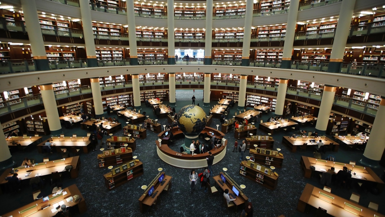 Cumhurbaşkanlığı Külliyesi`nde kapılarını açan ve raflarında milyonlarca eserin yer aldığı Türkiye`nin en büyük kütüphanesi, ilk günden kitapseverlerin buluşma noktası oldu