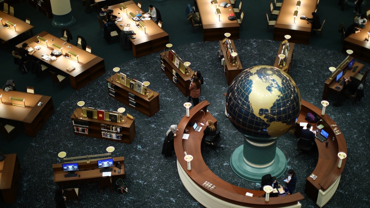 Selçuklu, Osmanlı ve çağdaş mimariden esintiler taşıyan, 7 gün 24 saat hizmet veren kütüphaneden faydalanmak isteyen yeni kimlik kartı sahibi Türkiye Cumhuriyeti vatandaşları, turnikelerdeki haznelere kimlik kartlarını okutarak kolaylıkla ve hızla giriş y