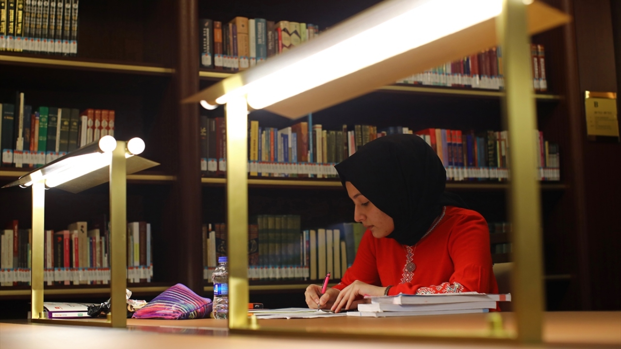 Eski kimlik kartı sahipleri kütüphane giriş bankolarından "hızlı giriş kartı" alarak kütüphaneden yararlanabiliyor. 