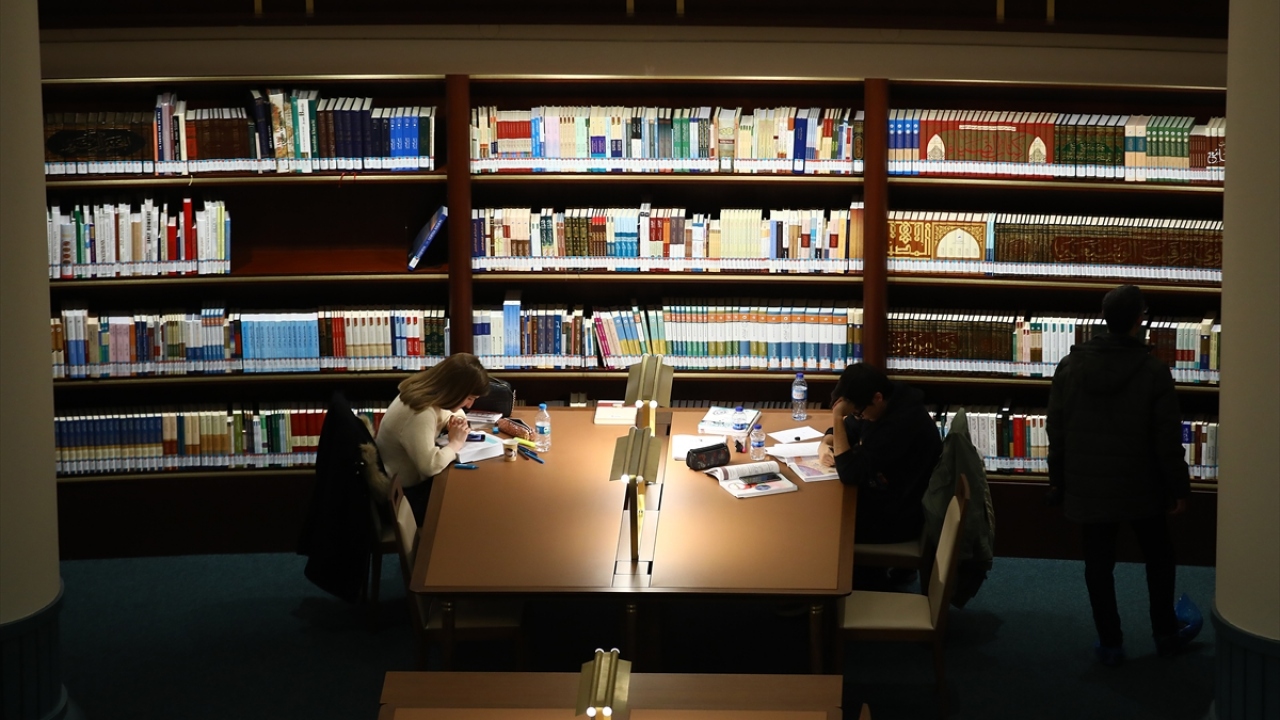 Kütüphanede kullanıcılar için çay, kahve, su ve kek ikramında bulunuluyor.