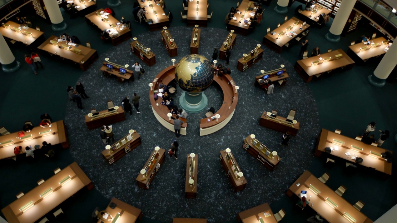 Sergide, boyutları dikkatleri çeken iki Kur`an-ı Kerim de bulunuyor. 