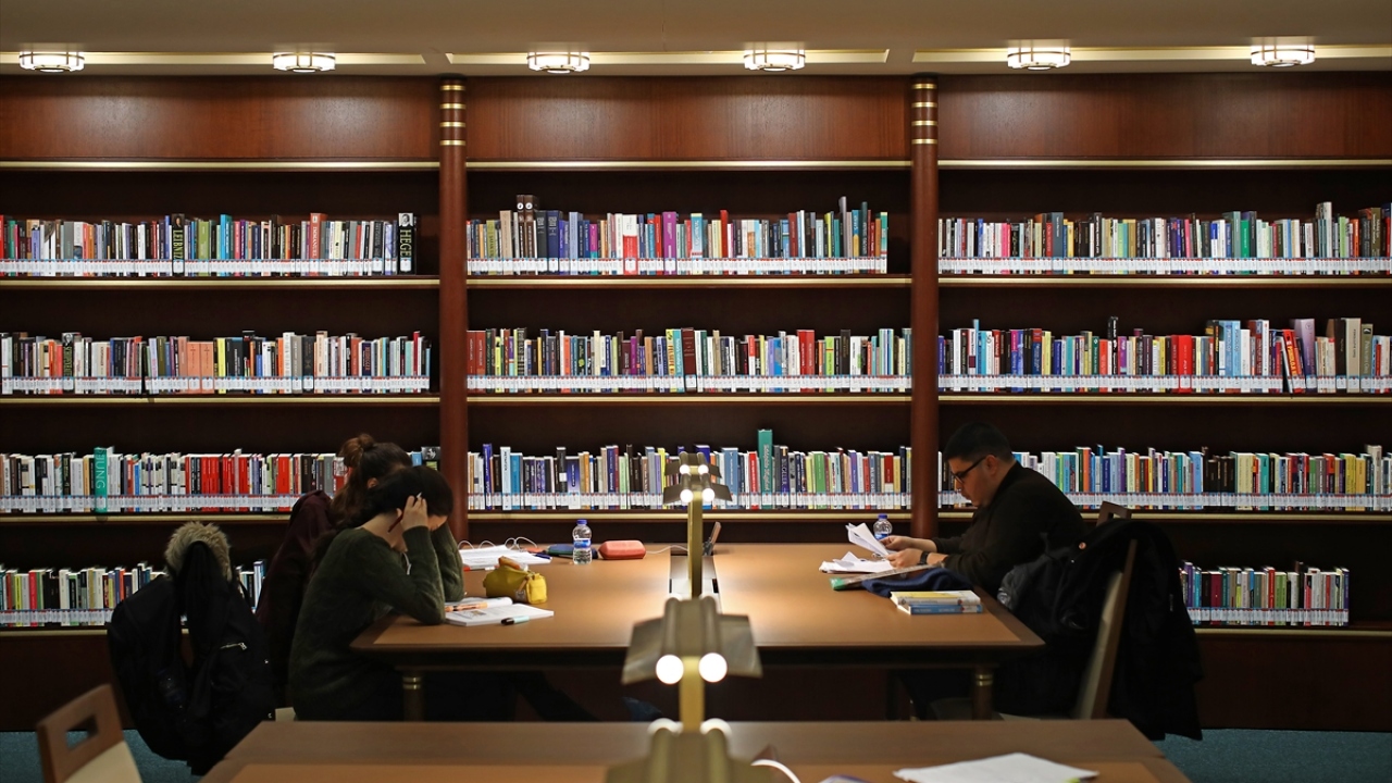 Sultan 1. Murad`ın şehadeti dolayısıyla Memluk Sultanı Berkuk tarafından gönderildiği belirtilen 65 kilo ağırlığında Kur`an-ı Kerim ve mercek yardımıyla okunabilen 3 santimetre büyüklüğündeki Sancak Musafı yer alıyor.