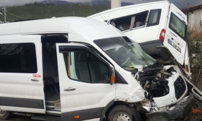 Osmaniye'de iki servisin çarpıştığı kazanın görüntüleri ortaya çıktı