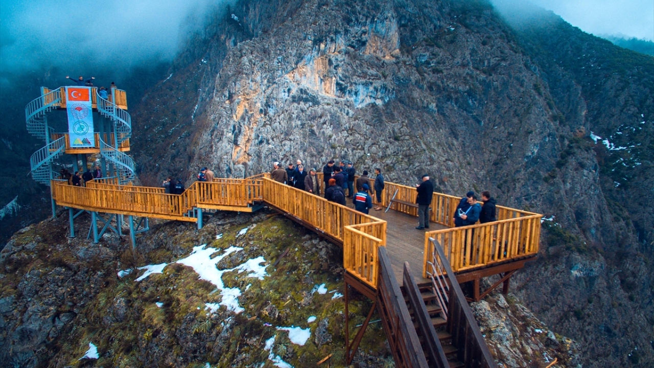 Küre Dağları Milli Parkı`nın, Pınarbaşı sınırlarında kalan bölümde yaptırılan üç katlı seyir terası sayesinde, Küre Dağları`nın yanı sıra Valla Kanyonu`nun giriş kısmı görülebilecek. 