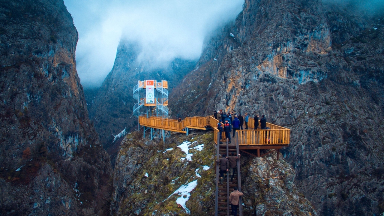 Heyecan tutkunlarının hoşuna gidecek bir teras olduğunu dile getiren Karadeniz, "Adrenalin dolu bir teras. Esnek yapılmış olması ayrı bir heyecan katıyor. Macera sporu sevenler için Valla Kanyonu cazip bir yerdi. Doğaseverler için de cazip hale gelecek." 