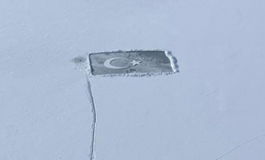 Donan göl üzerine Türk bayrağı yaptılar