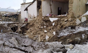 İran 5,9 ile sallandı, Van'da kerpiç evler yıkıldı