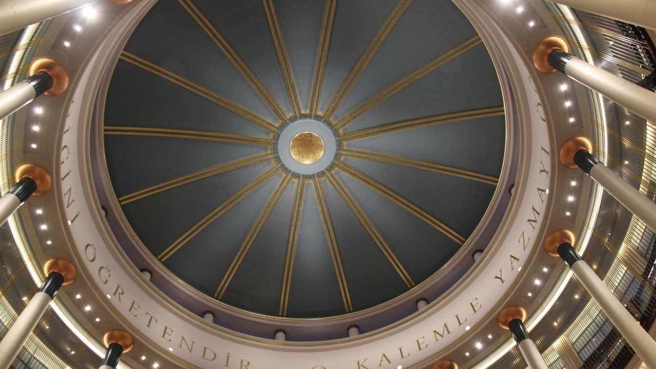 Yedi kat ve 16 sütundan oluşan salonun kubbesinde Alak suresi 4. ve 5. Ayetleri bulunmaktadır. 