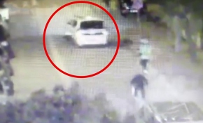 Polis, alkollü sürücünün aracını direksiyona tutunarak durdurdu